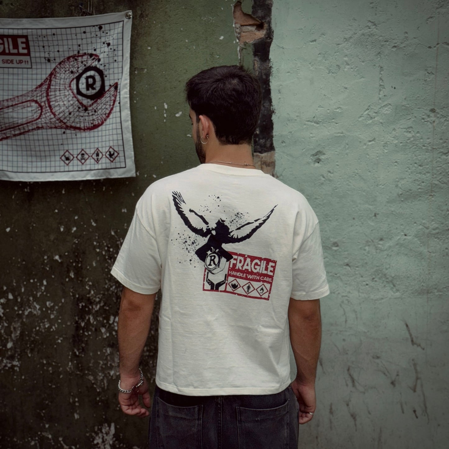 CAMISETA BOXY "HANDLE WITH CARE"